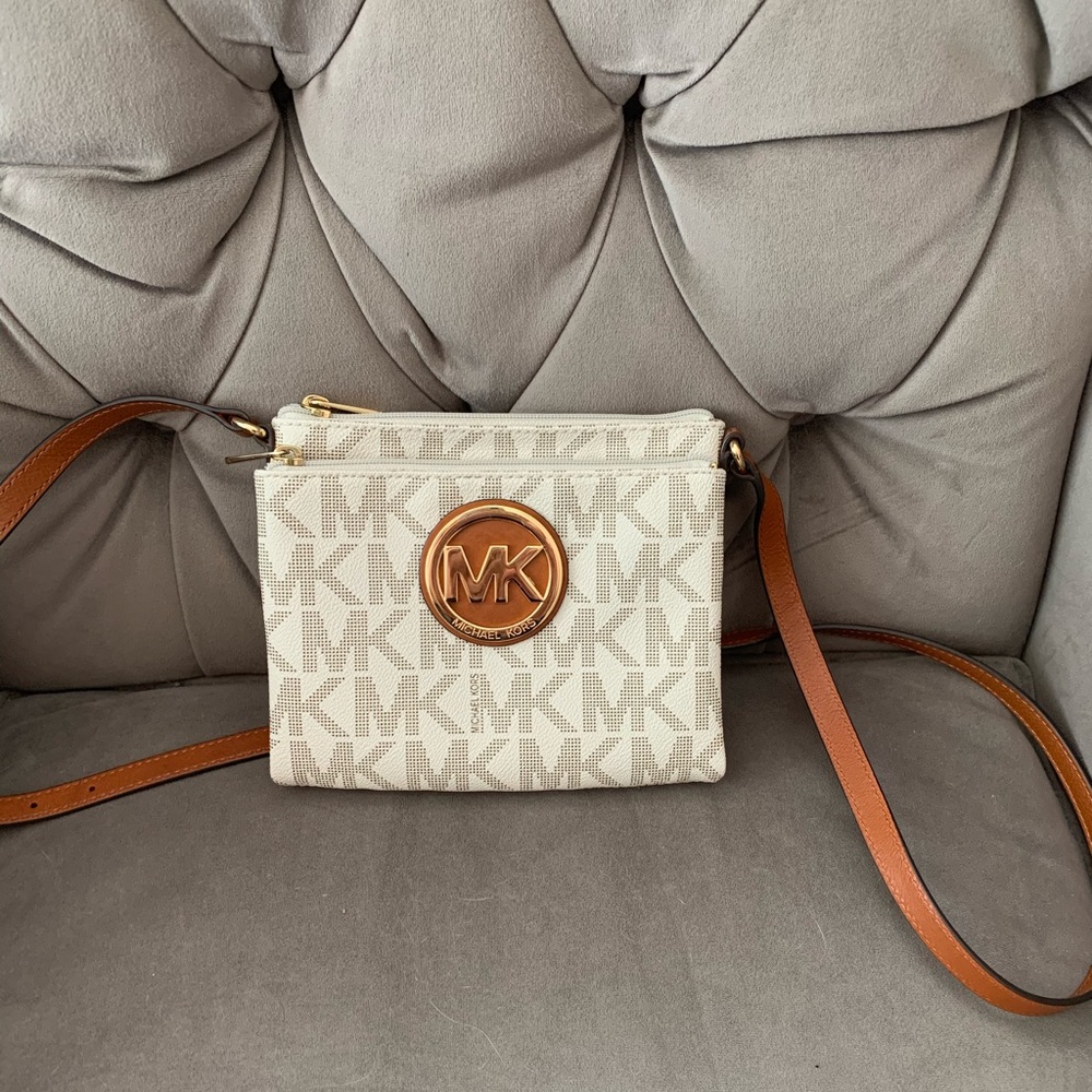 Nearly new Michael Kors cross body.